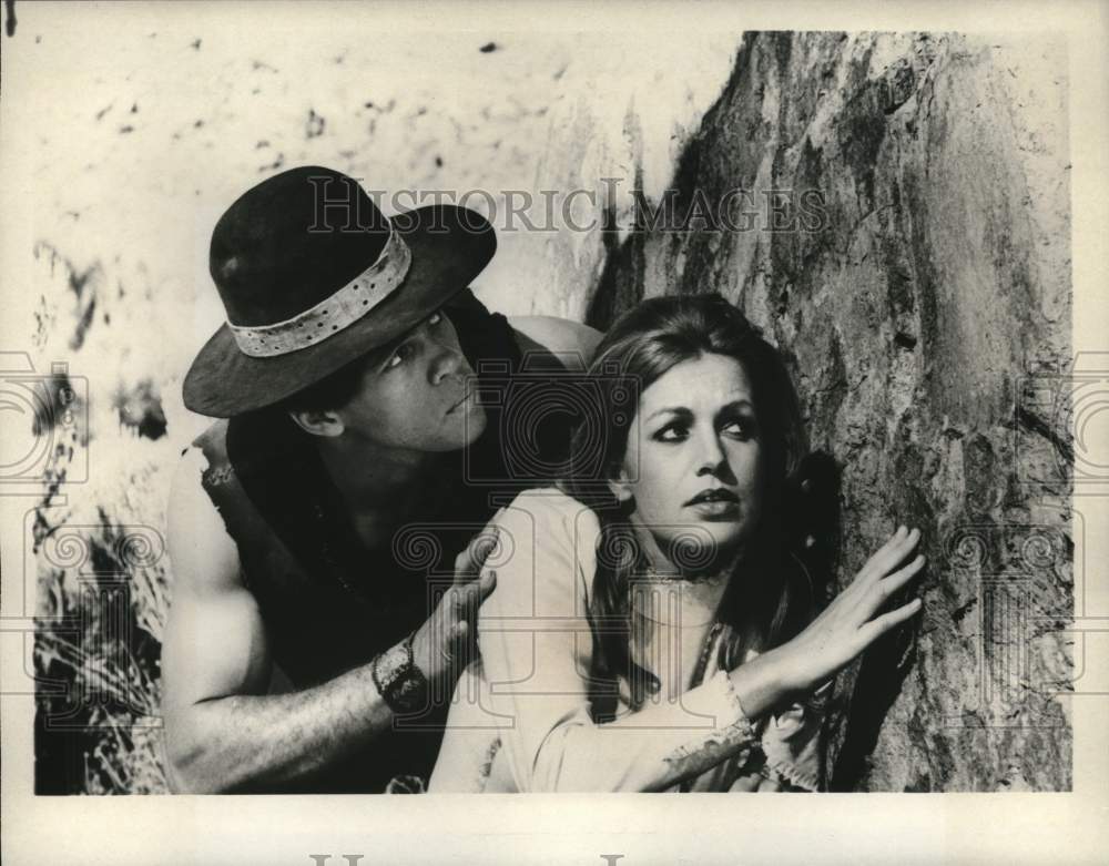 1979 Press Photo Jim Kelly &amp; Catherine Spaak in a scene from &quot;Take a Hard Ride&quot;- Historic Images