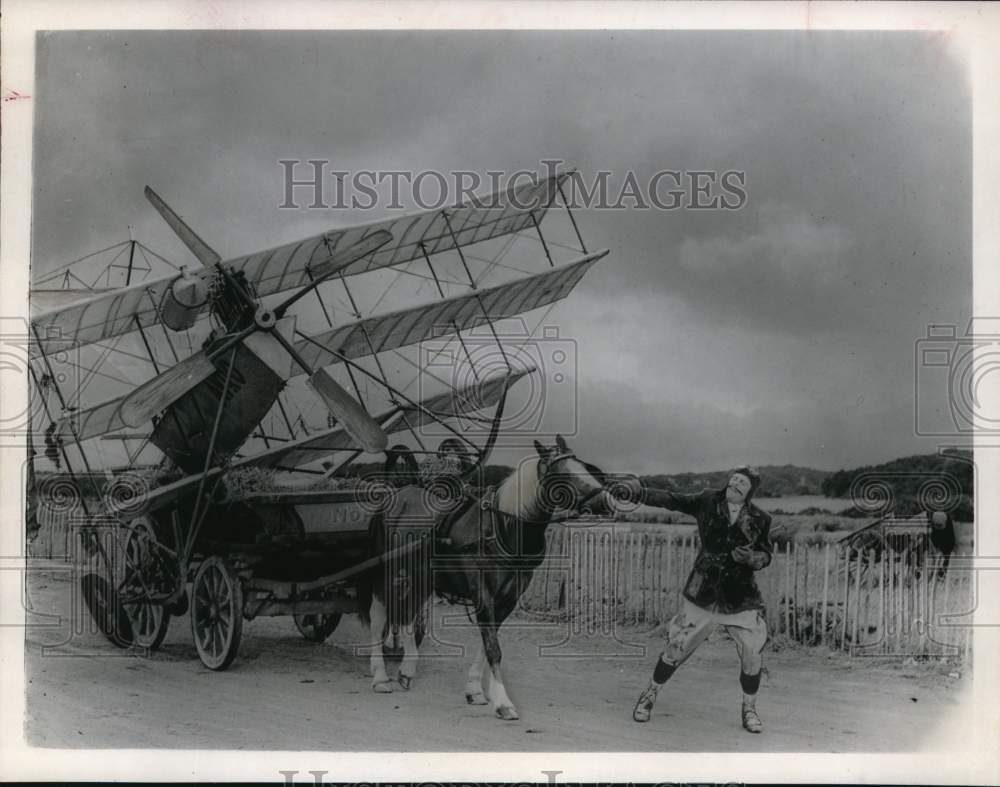 1965 Press Photo Terry-Thomas During Historic Flight to Paris - hcp82415- Historic Images