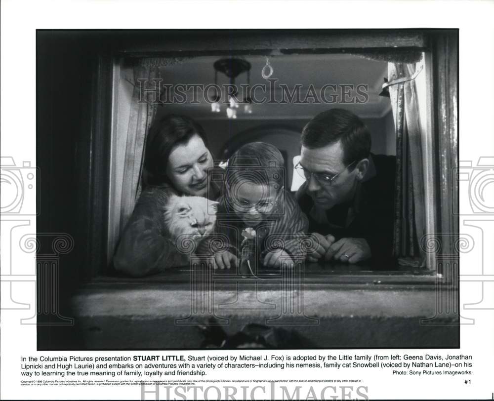 1999 Press Photo Geena Davis, Jonathan Lipnicki &amp; Hugh Laurie in &quot;Stuart Little&quot;- Historic Images