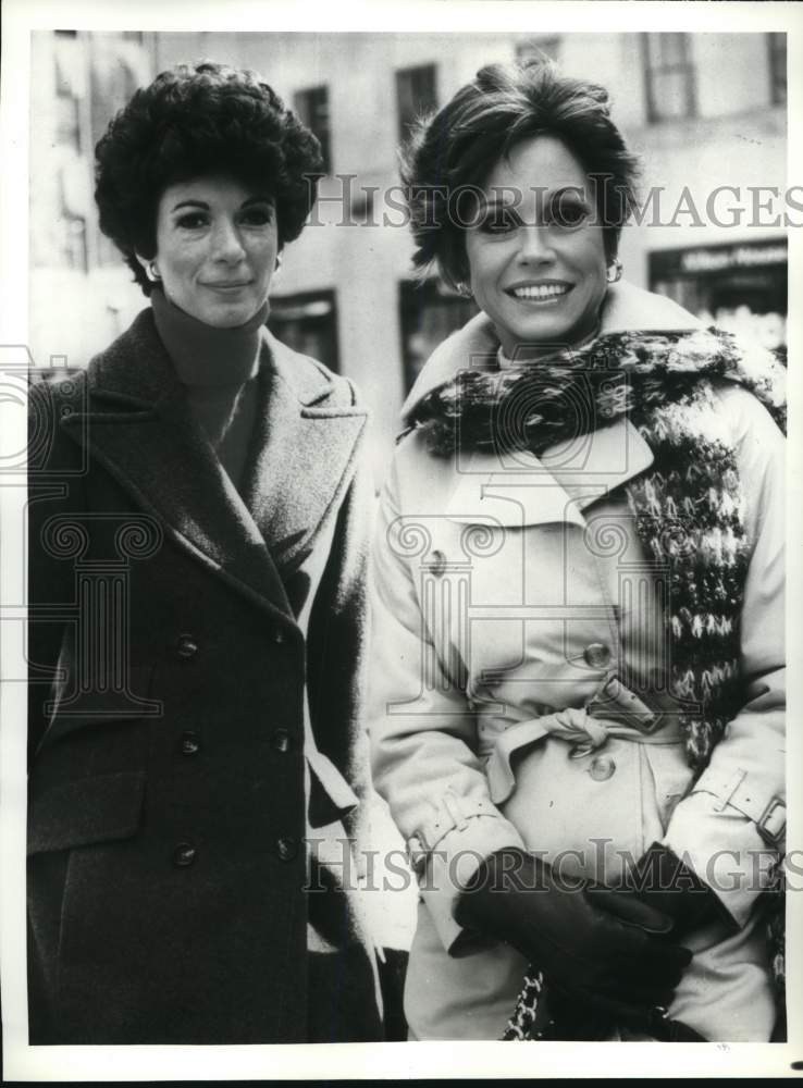 Press Photo Actress Mary Tyler Moore with correspondent Betty Rollin on CBS-TV.- Historic Images