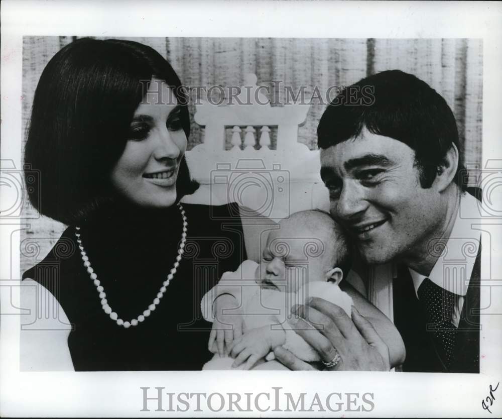 1971 Press Photo Vidal Sassoon, Wife Beverly Adams &amp; Daughter Katya - hcp86307- Historic Images