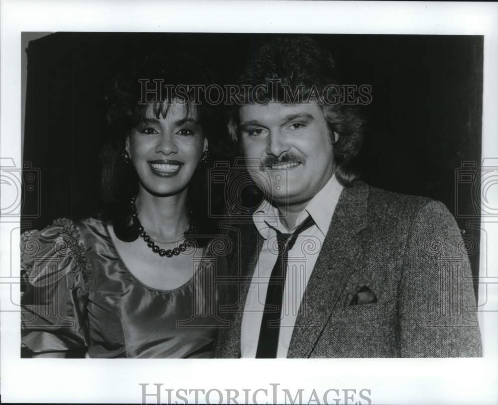 1983 Press Photo Marilyn McCoo with Singer Ricky Skaggs on &quot;Solid Gold&quot;- Historic Images