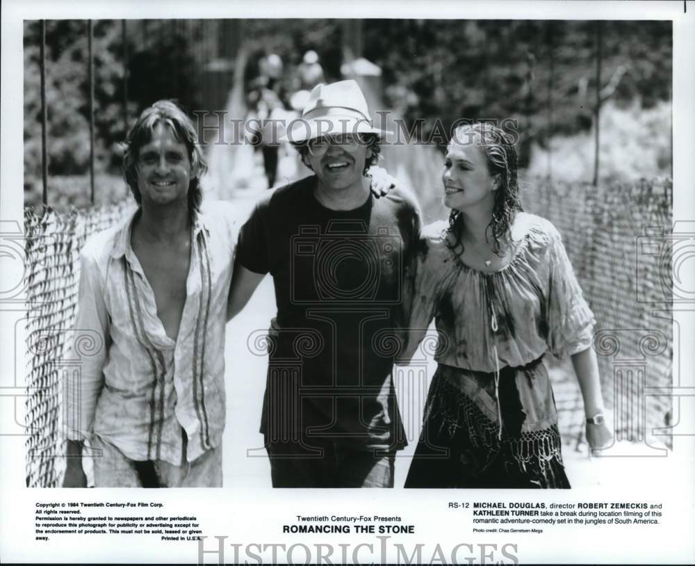 1984 Press Photo Director Robert Zemeckis &amp; Stars on &quot;Romancing the Stone&quot; Set- Historic Images