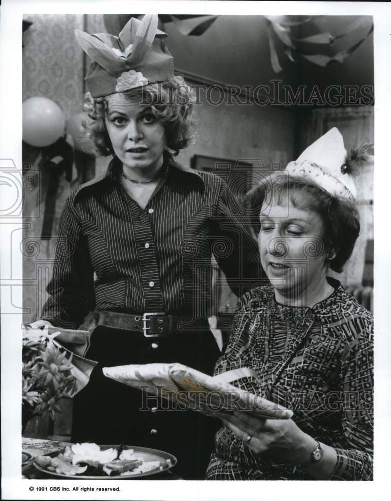 1991 Press Photo Jean Stapleton and Sally Struthers in CBS&#39;s All In The Family.- Historic Images