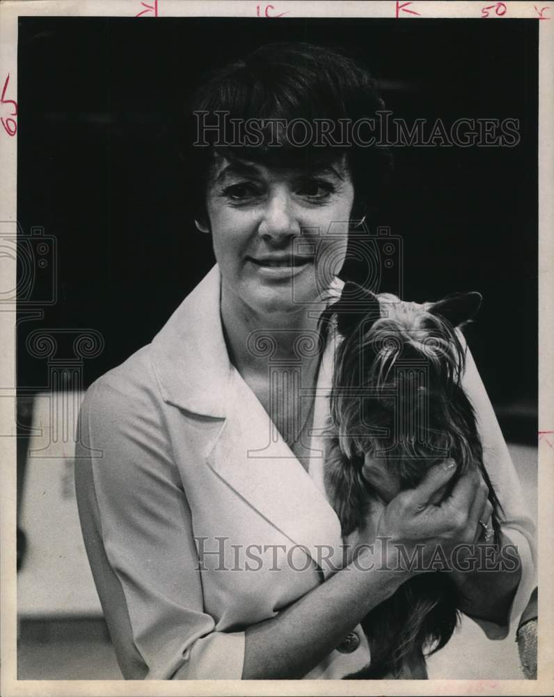 1971 Press Photo Singer Gisele MacKenzie with her dog. - hcp94070- Historic Images