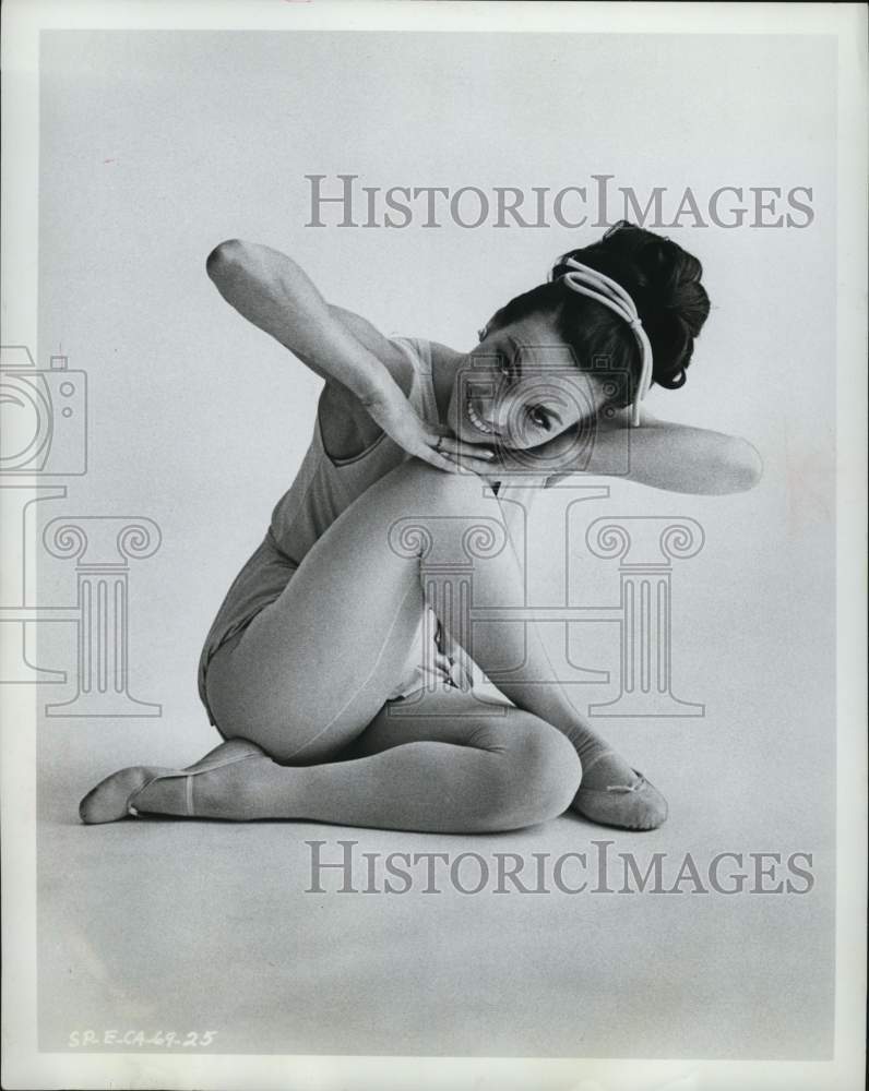 1968 Press Photo Cathy Steele Demonstrates Outer Thigh Exercise- Historic Images