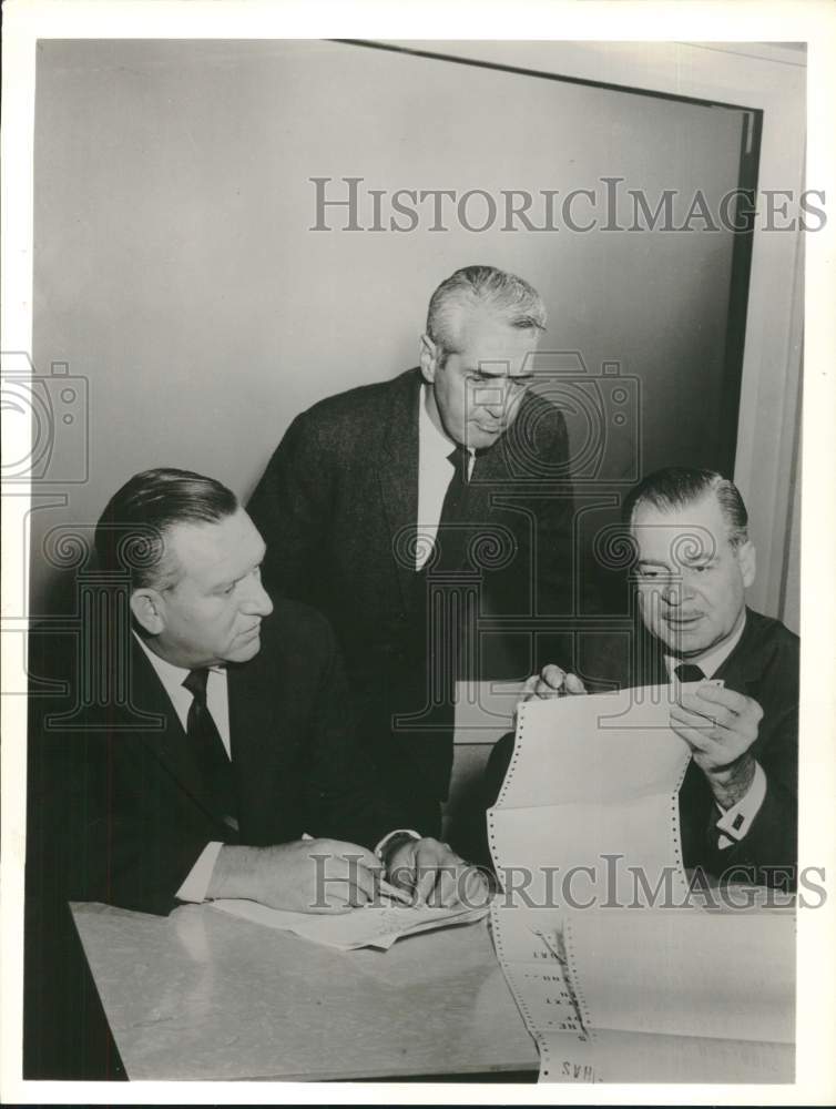 1962 Press Photo William H. Lawrence, Howard K. Smith &amp; Ron Cochran of ABC News- Historic Images