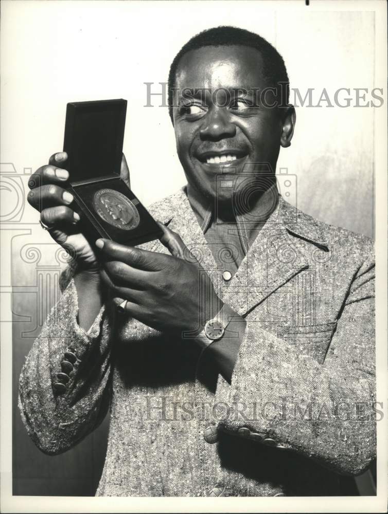 1971 Press Photo Comedian Flip Wilson with Peabody Award - hcp98859- Historic Images