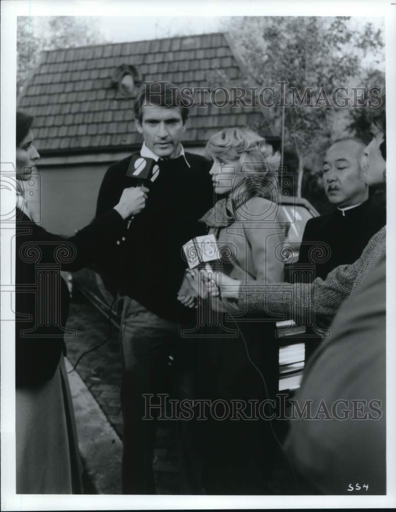 Press Photo Actor and Actress interviewed in Scene - hcq04357- Historic Images