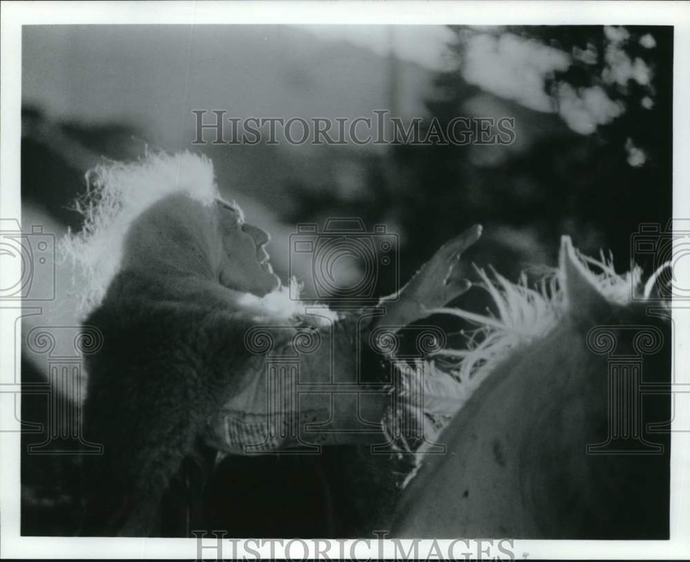 Press Photo Native American man sitting on horse and looking towards the sky- Historic Images