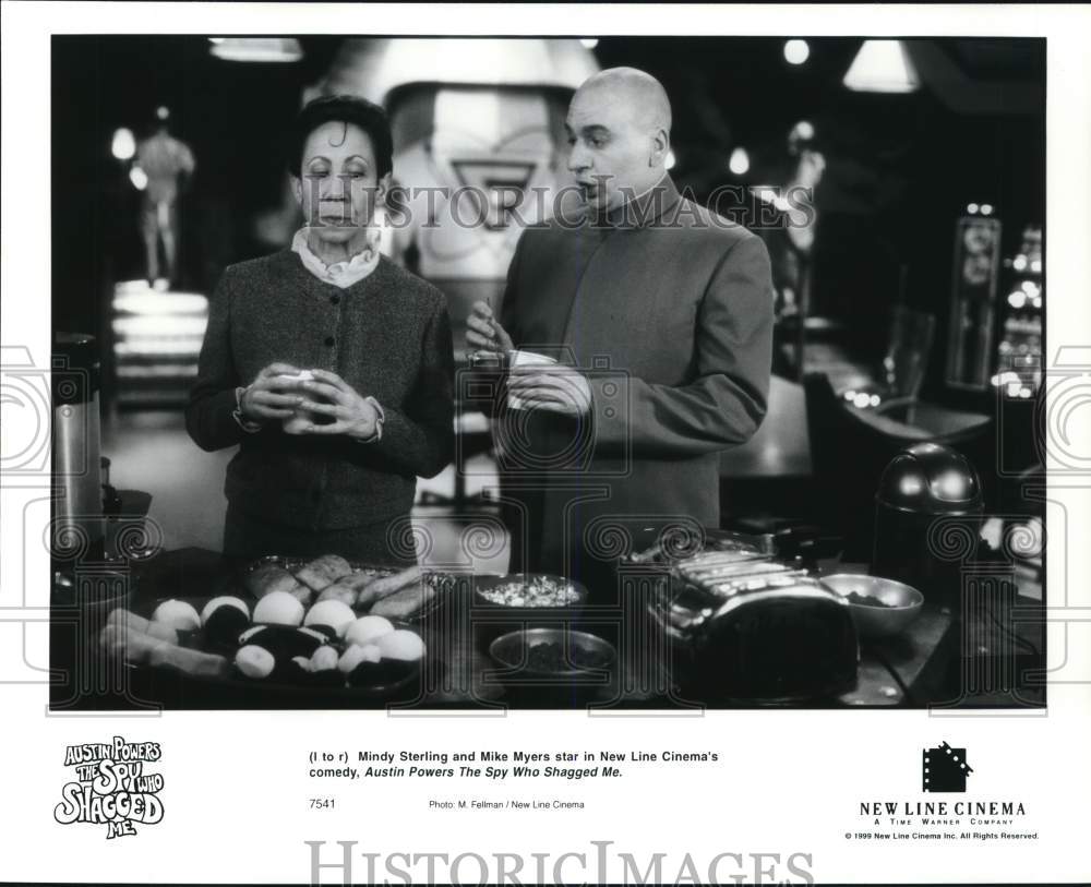 1999 Press Photo Actors in "Austin Powers: The Spy Who Shagged Me" Scene