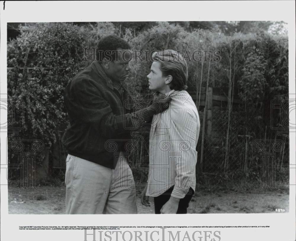 1987 Press Photo Sidney Poitier & River Phoenix in "Little Nikita" Movie Scene- Historic Images