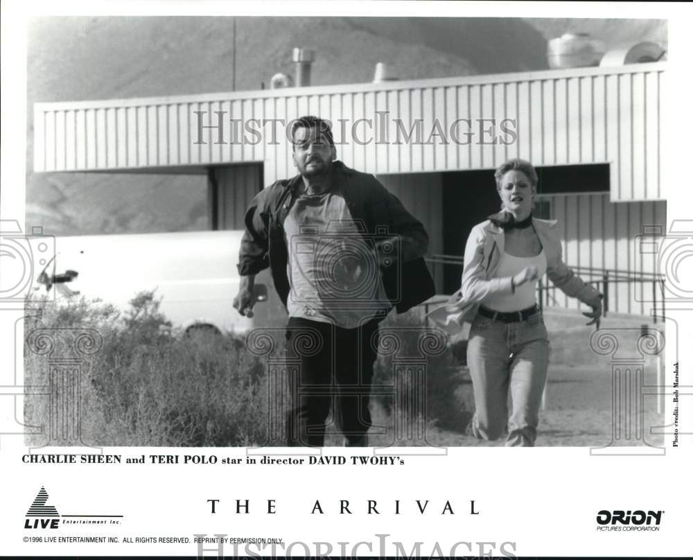 1996 Press Photo Charlie Sheen &amp; Teri Polo in &quot;The Arrival&quot; Movie - hcq18037- Historic Images