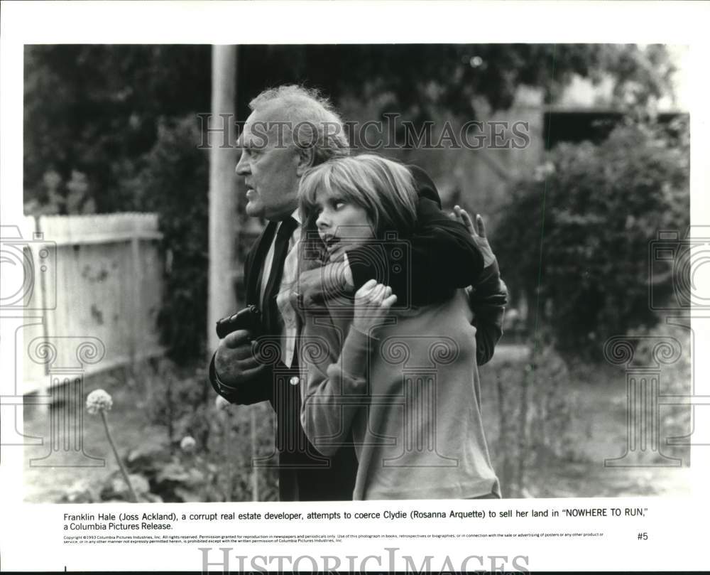 1993 Press Photo Joss Ackland &amp; Rosanna Arquette in &quot;Nowhere to Run&quot; Movie- Historic Images