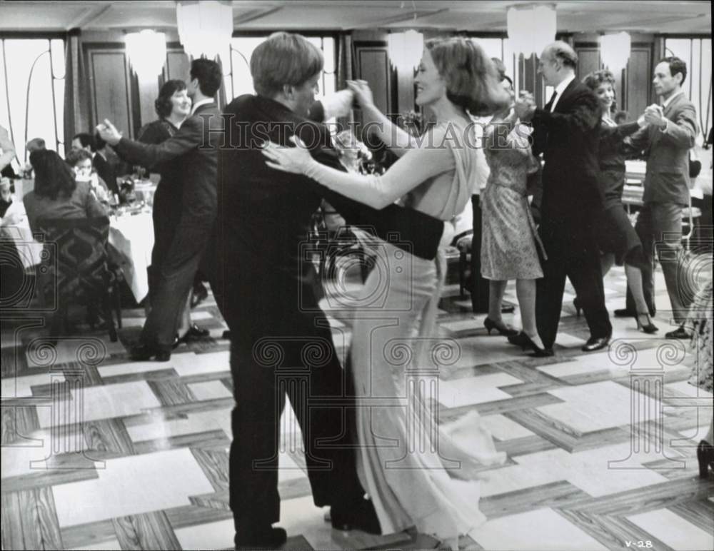 Press Photo Oscar Werner &amp; Faye Dunaway in &quot;Voyage of the Damned&quot; Movie- Historic Images