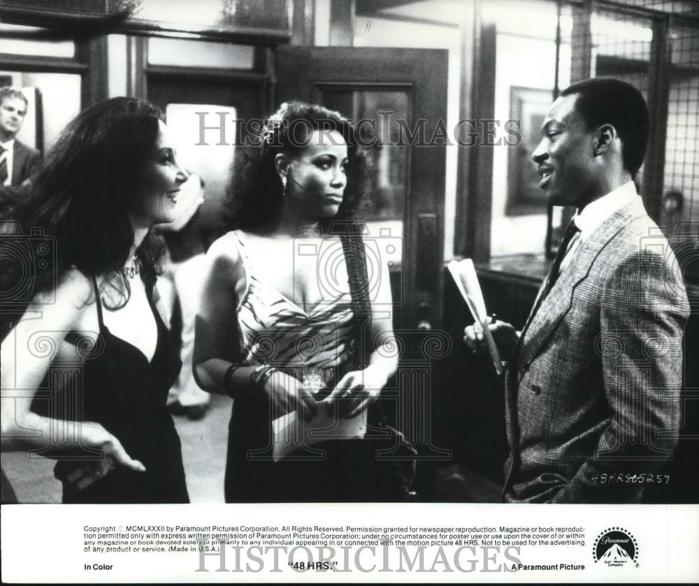 1982 Press Photo Eddie Murphy, Brenda Venus &amp; Gloria Gifford in &quot;48 Hrs.&quot; Movie- Historic Images