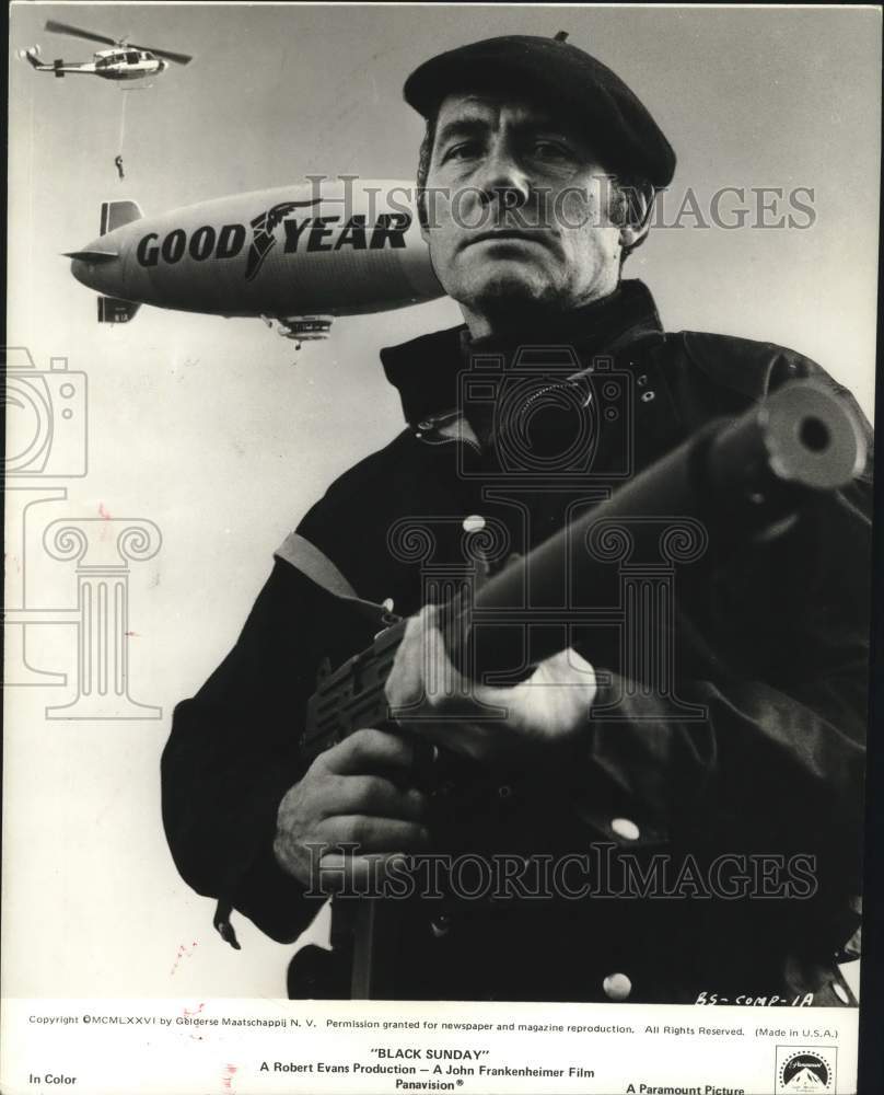 1986 Press Photo Actor Holding Gun in &quot;Black Sunday&quot; Movie - hcq26110- Historic Images