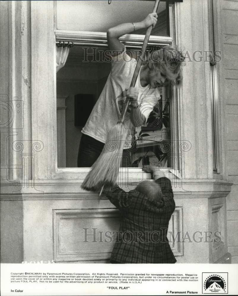 1978 Press Photo Actress Goldie Hawn &amp; Co-Star in &quot;Foul Play&quot; Movie - hcq26219- Historic Images