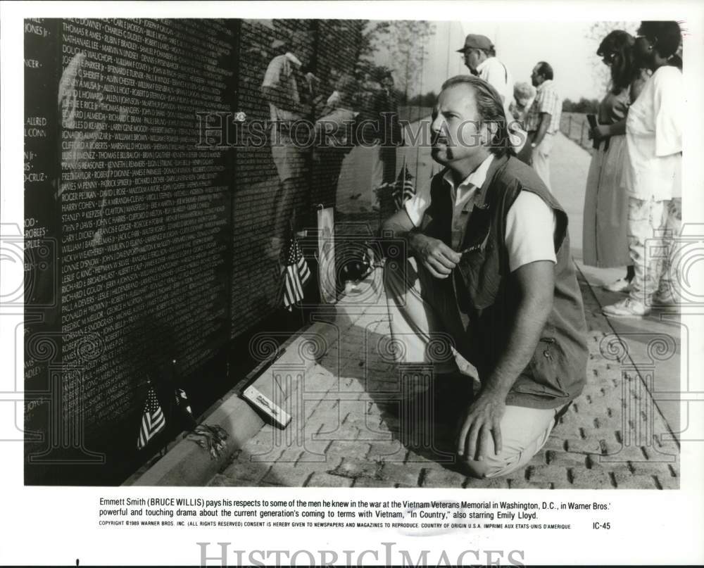 1989 Press Photo Actor Bruce Willis at Vietnam Memorial in "In Country" Movie