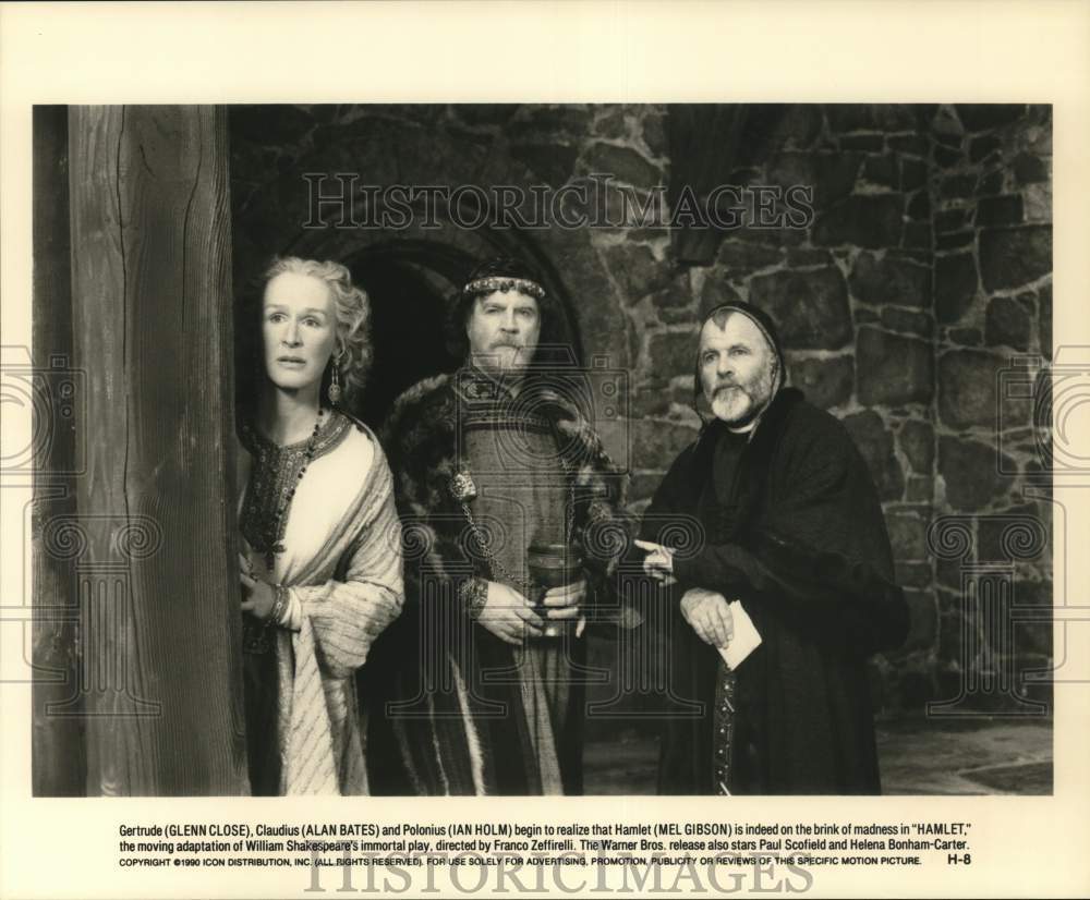1990 Press Photo Glenn Close, Alan Bates and Ian Holm in a scene from "Hamlet."