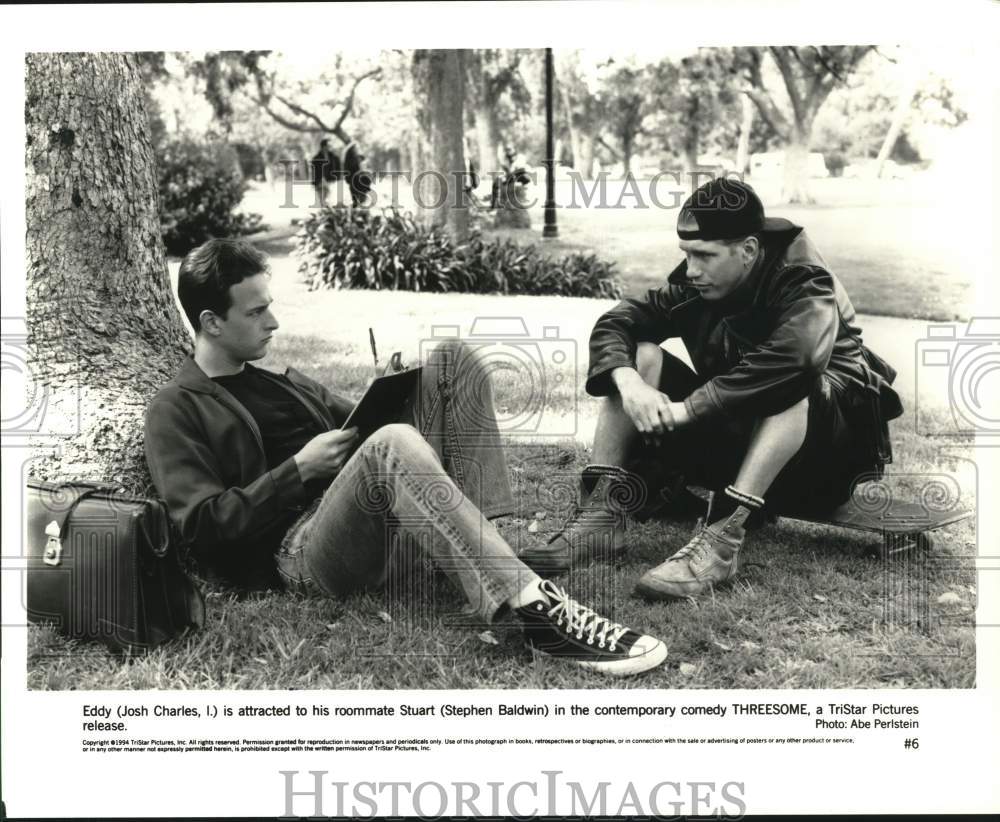 1994 Press Photo Josh Charles and Stephen Baldwin star in "Threesome."