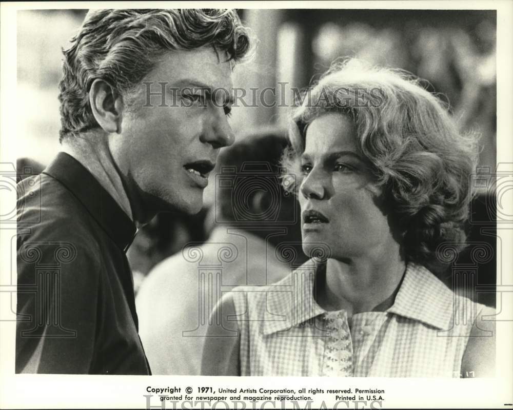 1971 Press Photo Dick Van Dyke and Pippa Scott in a scene from &quot;Cold Turkey.&quot;- Historic Images