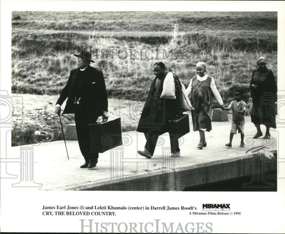 1995 Press Photo James Earl Jones & Leleti Khumalo in "Cry, The Beloved Country"