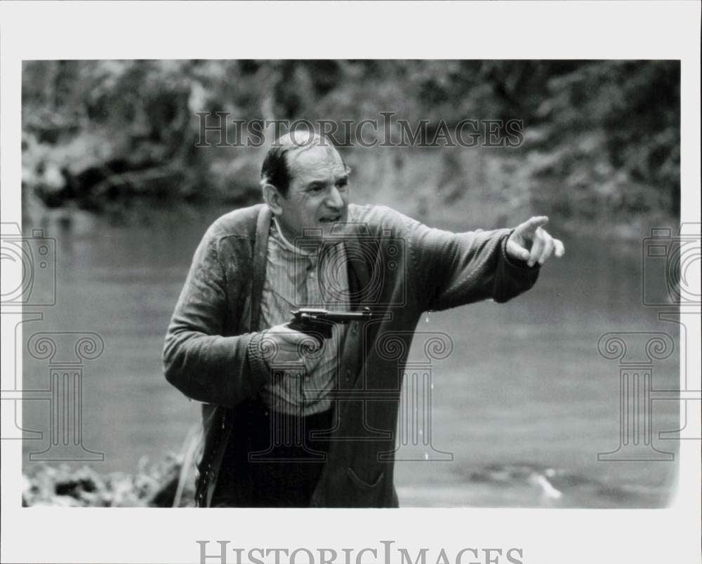 1986 Press Photo Actor Holding Gun in &quot;On Valentine&#39;s Day&quot; Miniseries- Historic Images