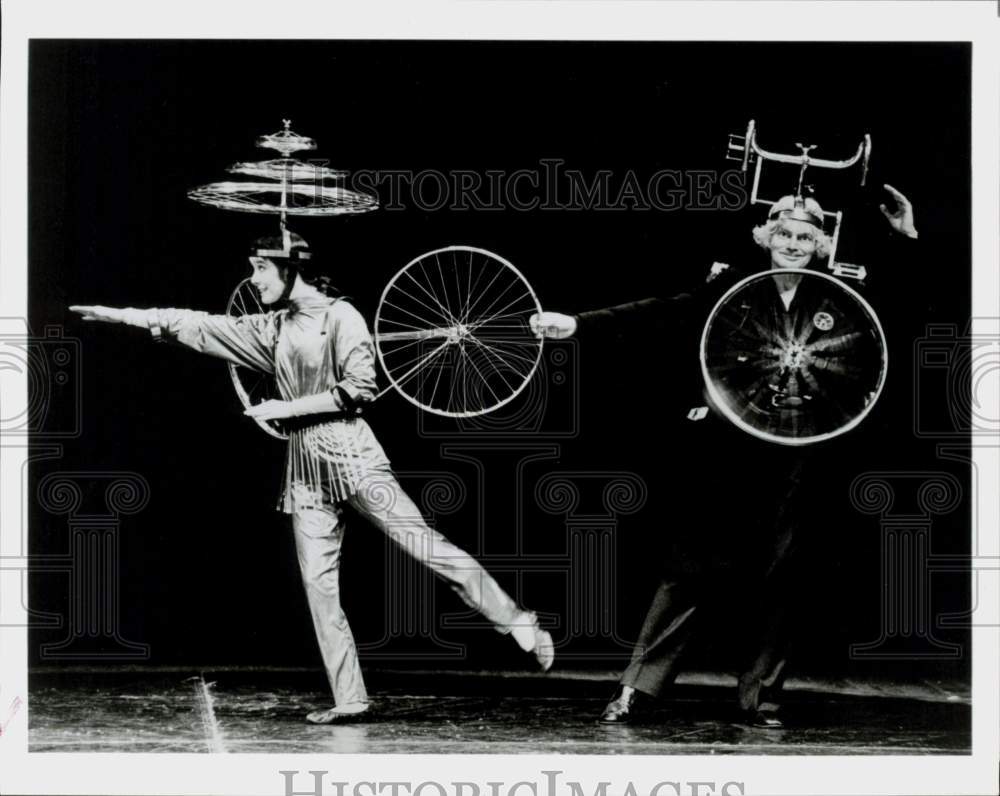 1991 Press Photo Le Cirque Invisible (&quot;The Invisible Circus&quot;) at Alley Theatre- Historic Images