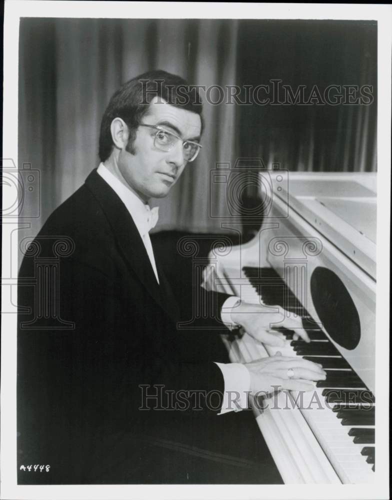 1978 Press Photo Pianist Ian Kennedy, Gilbert &amp; Sullivan Society - hcq45809- Historic Images