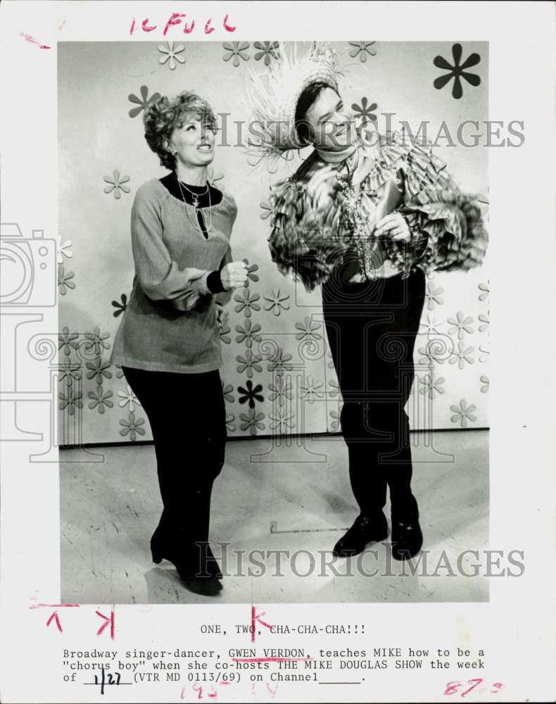 1969 Press Photo Gwen Verdon &amp; Mike Douglas on &quot;The Mike Douglas Show&quot;- Historic Images