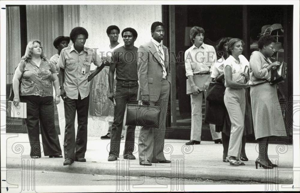 1981 Press Photo Songwriter Darlene Owens Waiting for Bus with Others in Houston- Historic Images