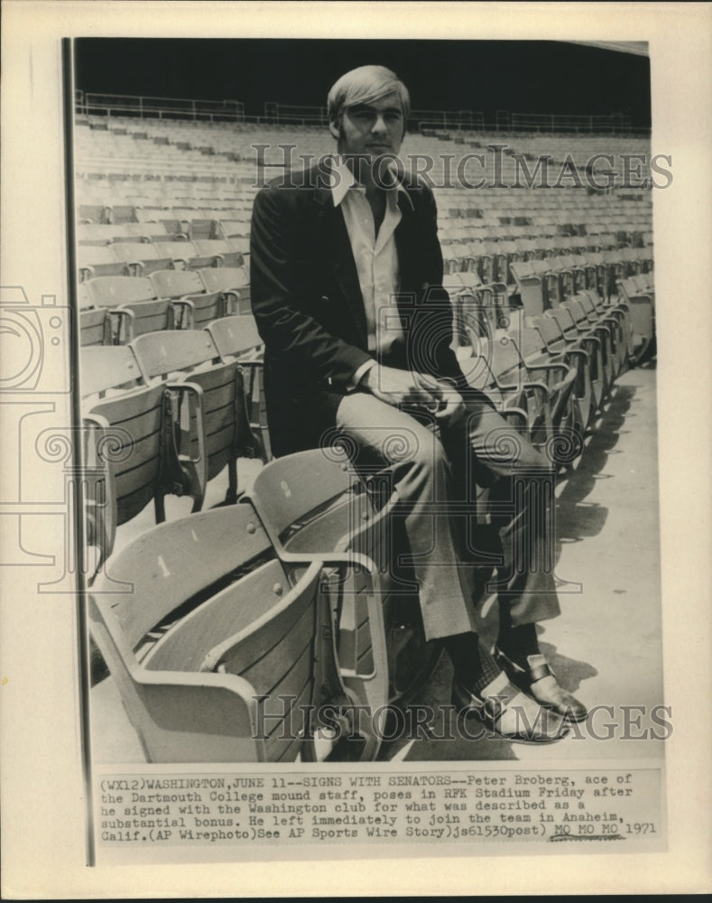 1971 Press Photo Peter Bromberg, Dartmouth College Baseball Player at Stadium- Historic Images