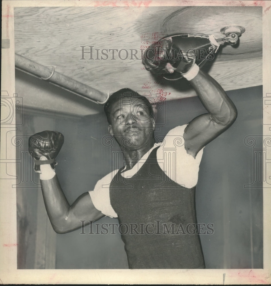 1961 Press Photo Boxer Joe Brown - hcs00060- Historic Images