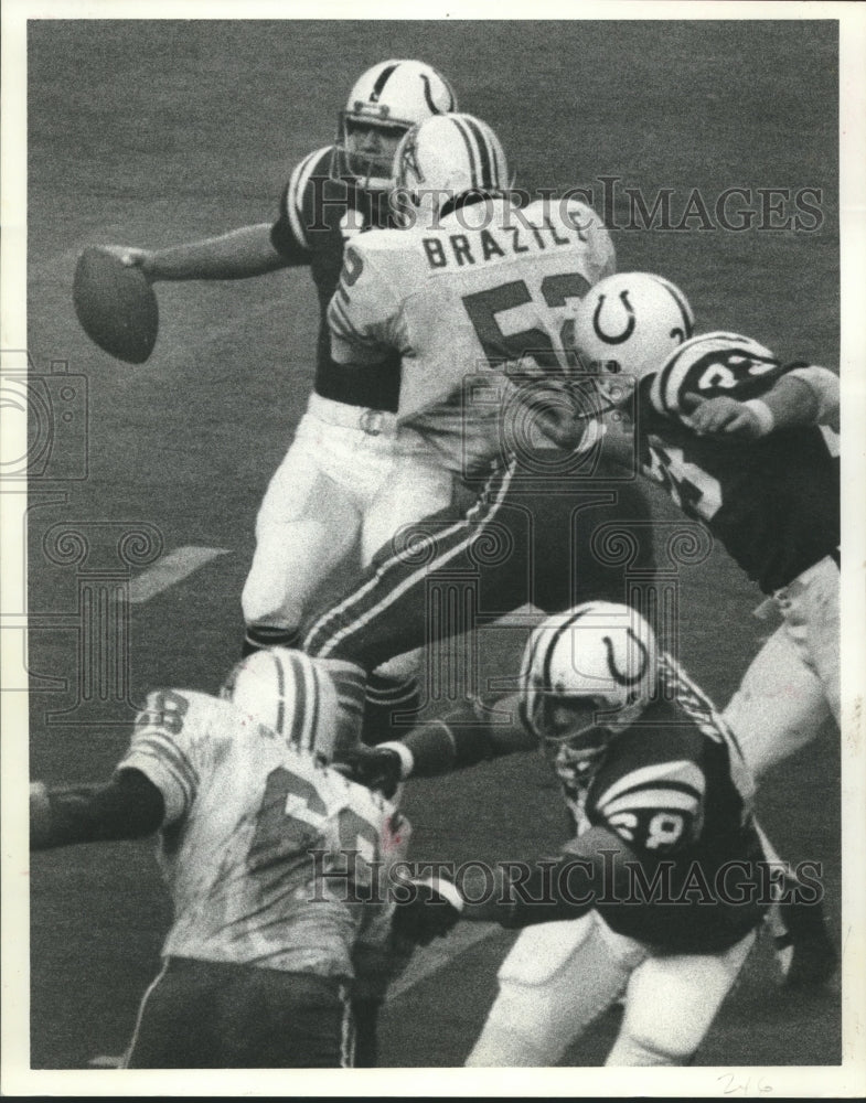 1977 Press Photo Robert Brazile, Oilers Football Player at Colts Game- Historic Images