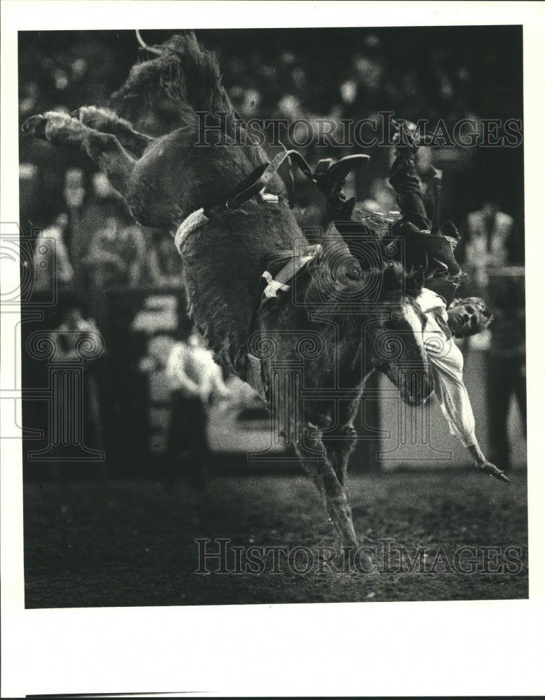 1989 Press Photo Bareback Bronc Rodeo rider Clint Corey takes a fall.- Historic Images