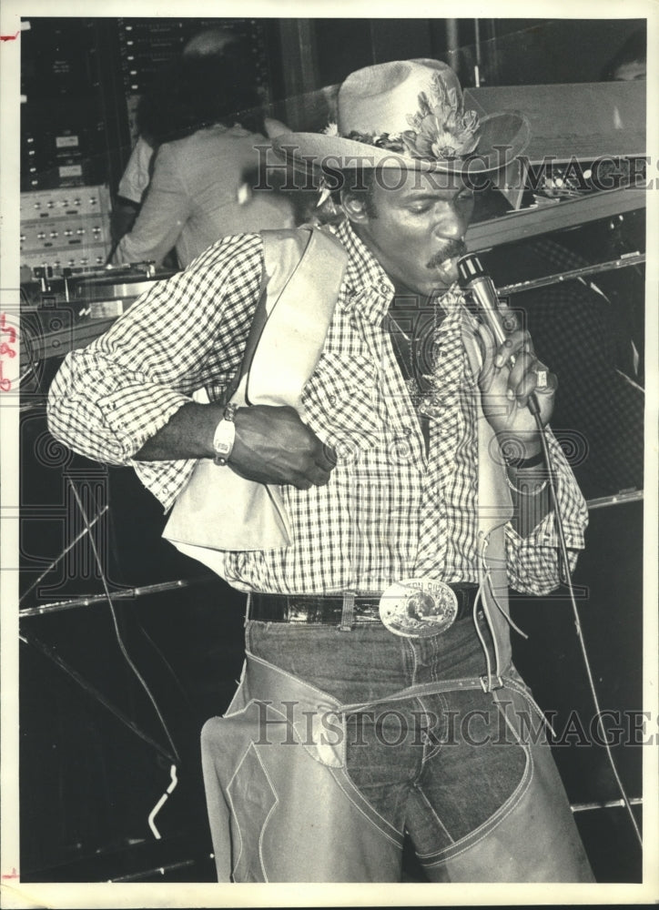 1979 Press Photo Houston Oilers&#39; Kenny Burrough during his singing debut.- Historic Images