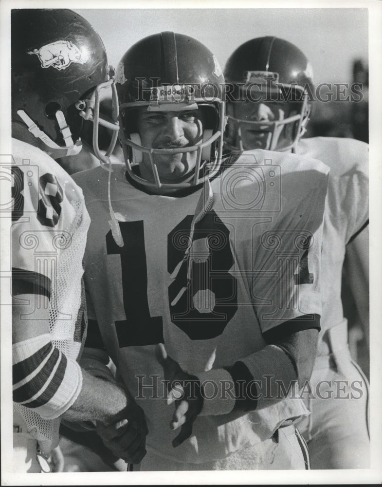 1977 Press Photo Ron Calcagni, Arkansas Football Player with Teammates- Historic Images