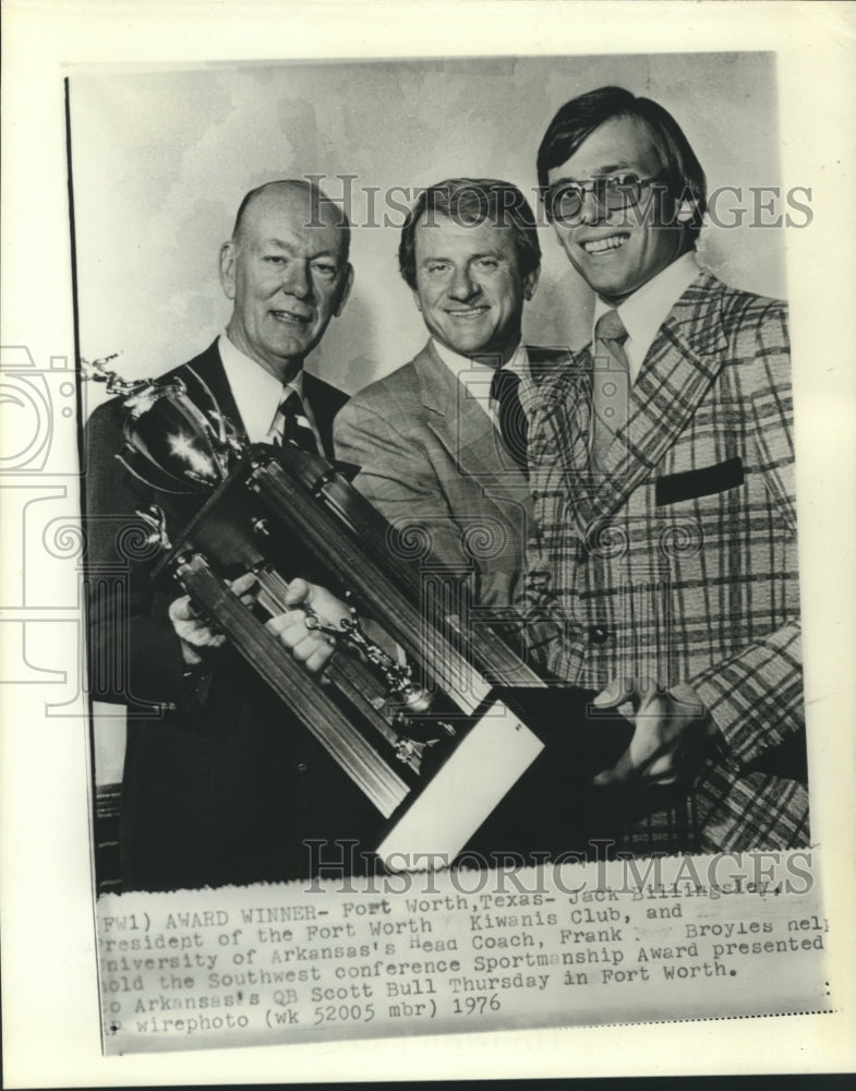 1976 Press Photo Scott Bull, Arkansas Football Quarterback with Coach and Award- Historic Images