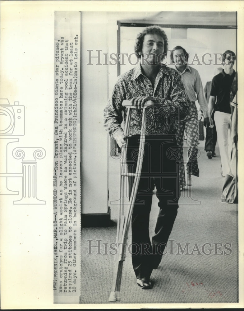 1974 Press Photo Ron Bryant, San Francisco Giants Baseball Pitcher at Airport- Historic Images