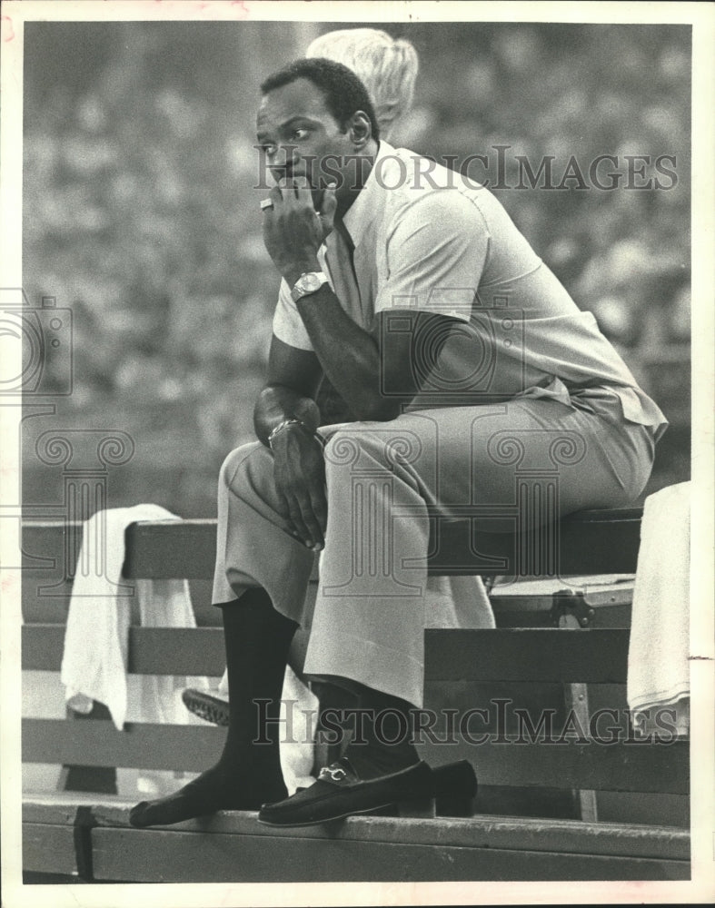 1982 Press Photo Kenny Burrough, Houston Oilers Football Player on Bench- Historic Images