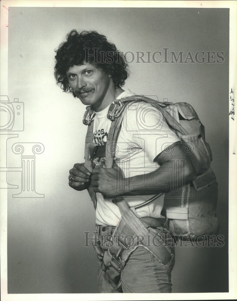 1981 Press Photo Vernon Brewer, skydiver - hcs00301- Historic Images