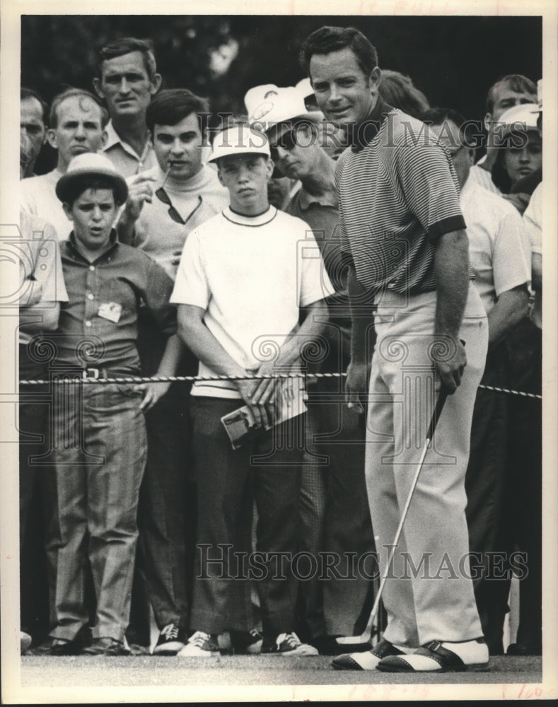 1970 Press Photo Golfer Bruce Crampton and On Lookers - hcs00384- Historic Images