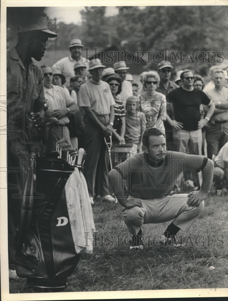 1970 Press Photo Golfer Bruce Crampton in Rough with On Lookers - hcs00386- Historic Images