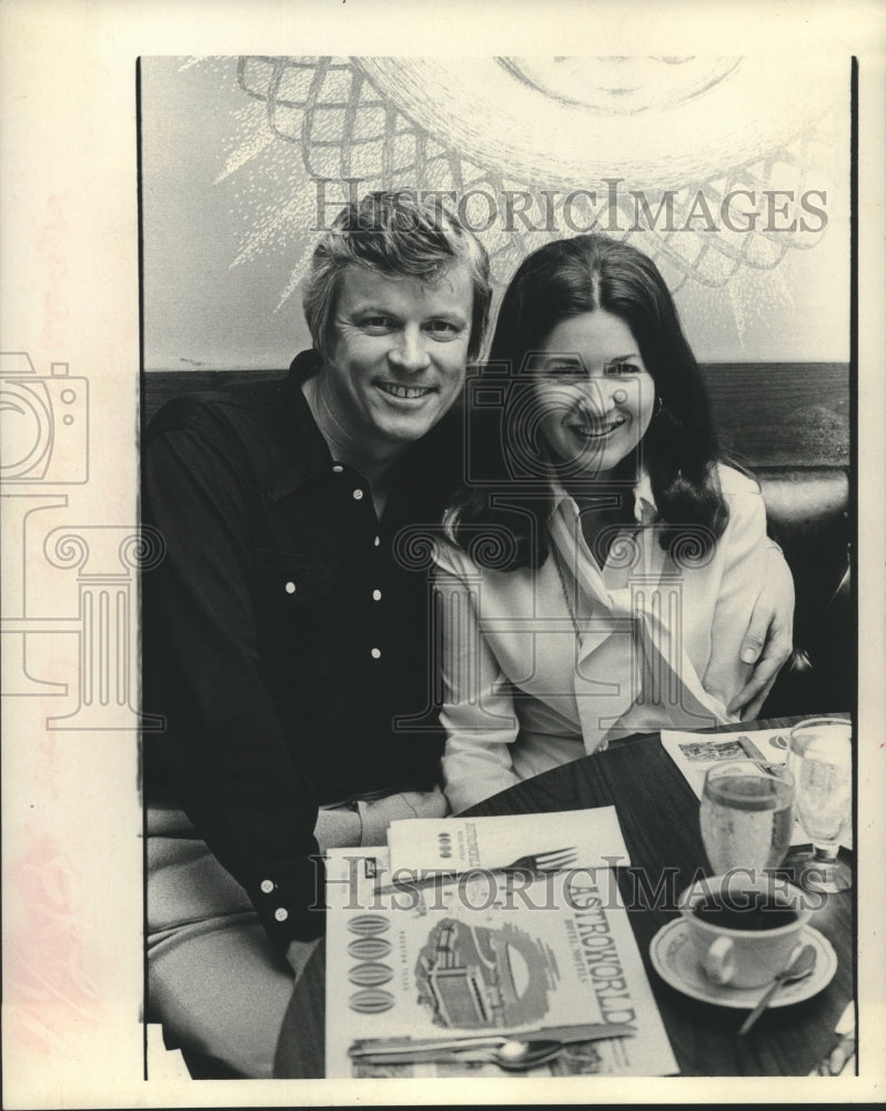 1973 Press Photo John Brown Jr., Basketball Executive with Wife Ellie Brown- Historic Images