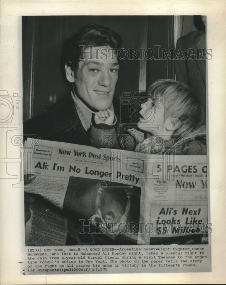 1970 Press Photo Boxer Oscar Bonavena at Argentina Consul Office in New York- Historic Images