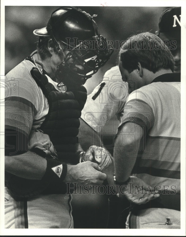 1983 Press Photo Alan Ashby, Houston Astros Baseball Catcher wit Trainer- Historic Images