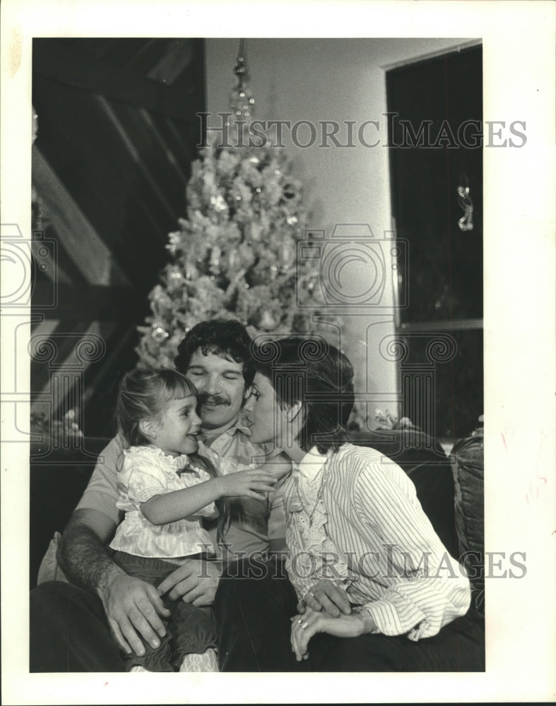 1982 Press Photo Stevie, Gregg and Maureen Bingham relaxing at home on Christmas- Historic Images