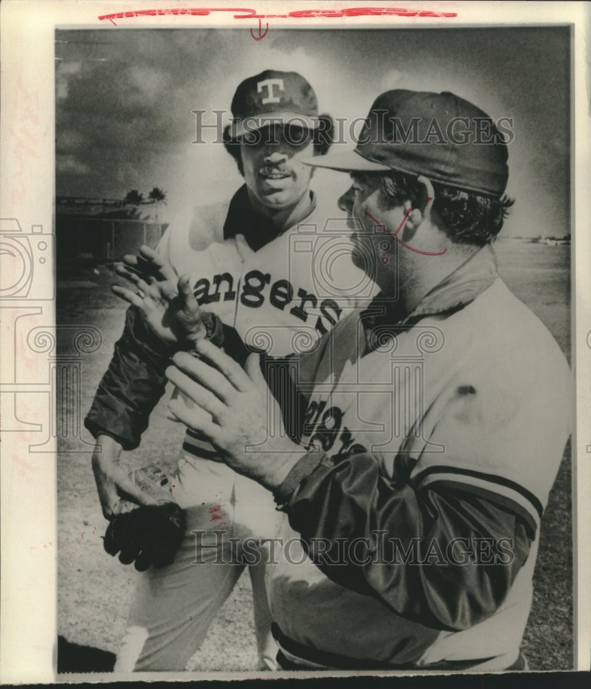 1974 Press Photo Jim Bibby (L), Texas Ranger pitcher listens to coach.- Historic Images