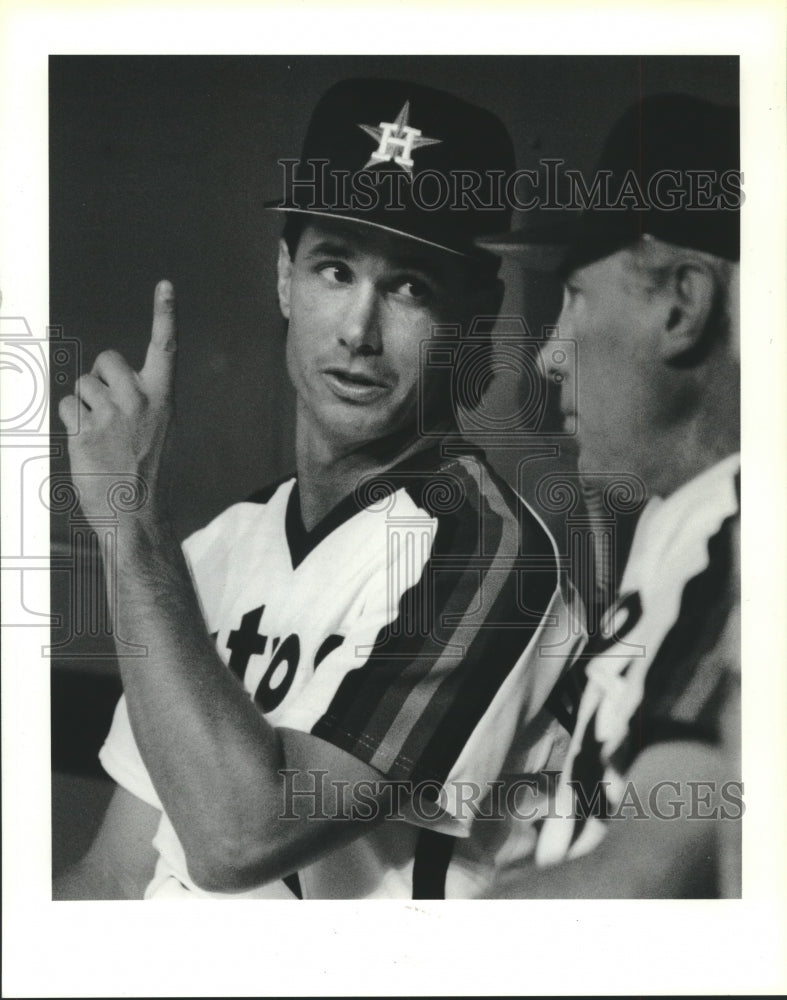 1987 Press Photo Houston Astro Buddy Biancalana talks with coach Denis Menke- Historic Images